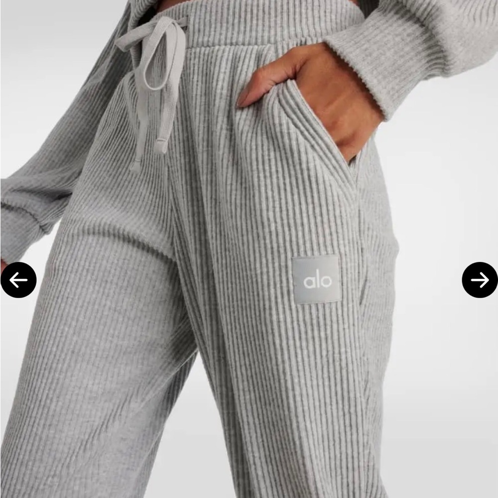 ALO Yoga Muse Sweatpant Joggers - Light Gray size Small beautiful!!!